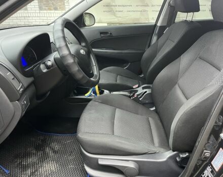 Черный Хендай i30, объемом двигателя 1.4 л и пробегом 240 тыс. км за 6000 $, фото 10 на Automoto.ua