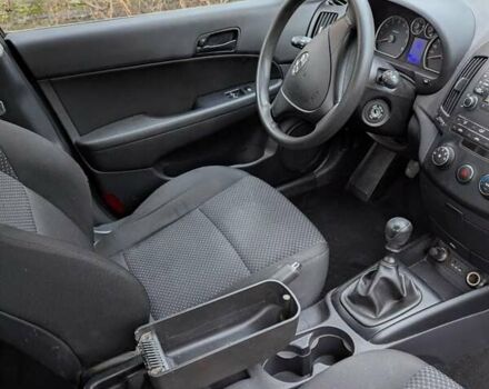 Черный Хендай i30, объемом двигателя 1.4 л и пробегом 174 тыс. км за 4800 $, фото 5 на Automoto.ua