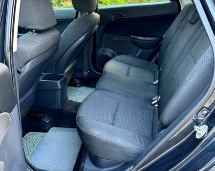 Черный Хендай i30, объемом двигателя 1.6 л и пробегом 250 тыс. км за 5700 $, фото 4 на Automoto.ua