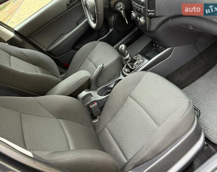 Чорний Хендай i30, об'ємом двигуна 1.4 л та пробігом 170 тис. км за 5950 $, фото 28 на Automoto.ua