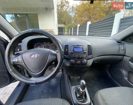 Черный Хендай i30, объемом двигателя 1.4 л и пробегом 175 тыс. км за 5700 $, фото 4 на Automoto.ua