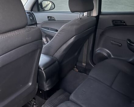 Черный Хендай i30, объемом двигателя 1.4 л и пробегом 275 тыс. км за 3500 $, фото 10 на Automoto.ua