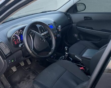 Черный Хендай i30, объемом двигателя 1.4 л и пробегом 275 тыс. км за 3500 $, фото 9 на Automoto.ua