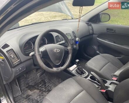 Черный Хендай i30, объемом двигателя 1.6 л и пробегом 253 тыс. км за 5000 $, фото 6 на Automoto.ua