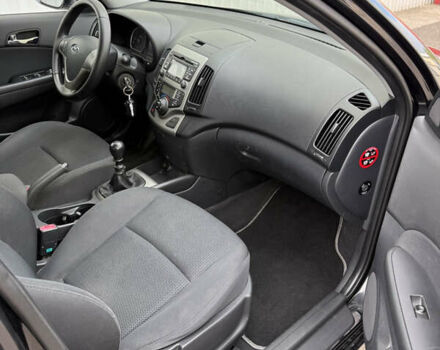 Чорний Хендай i30, об'ємом двигуна 1.6 л та пробігом 198 тис. км за 6400 $, фото 10 на Automoto.ua