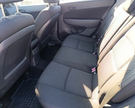 Черный Хендай i30, объемом двигателя 1.4 л и пробегом 237 тыс. км за 5600 $, фото 6 на Automoto.ua