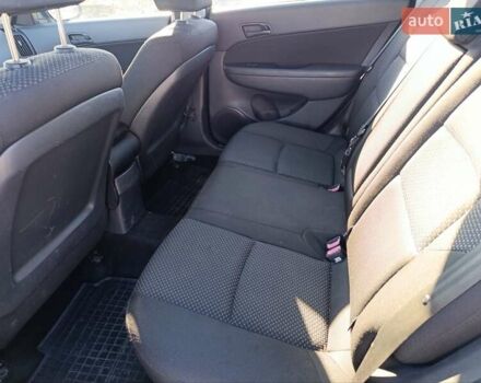 Черный Хендай i30, объемом двигателя 1.4 л и пробегом 237 тыс. км за 5600 $, фото 7 на Automoto.ua