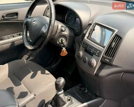 Черный Хендай i30, объемом двигателя 1.4 л и пробегом 223 тыс. км за 5300 $, фото 13 на Automoto.ua