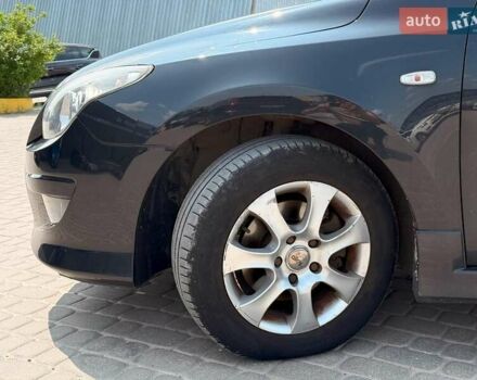 Черный Хендай i30, объемом двигателя 1.4 л и пробегом 223 тыс. км за 5300 $, фото 9 на Automoto.ua