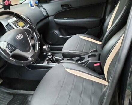 Черный Хендай i30, объемом двигателя 1.4 л и пробегом 157 тыс. км за 7100 $, фото 11 на Automoto.ua