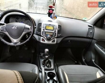 Черный Хендай i30, объемом двигателя 1.4 л и пробегом 157 тыс. км за 7100 $, фото 15 на Automoto.ua