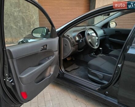 Черный Хендай i30, объемом двигателя 1.6 л и пробегом 190 тыс. км за 7099 $, фото 19 на Automoto.ua