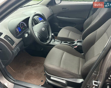 Коричневый Хендай i30, объемом двигателя 1.6 л и пробегом 107 тыс. км за 9750 $, фото 12 на Automoto.ua