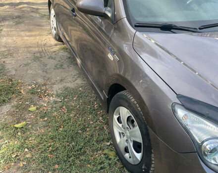 Коричневый Хендай i30, объемом двигателя 1.58 л и пробегом 211 тыс. км за 7500 $, фото 1 на Automoto.ua