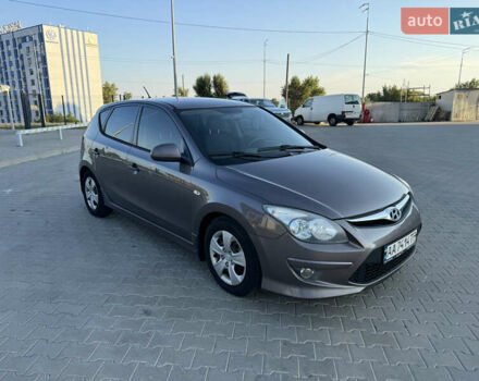 Коричневый Хендай i30, объемом двигателя 1.58 л и пробегом 250 тыс. км за 6400 $, фото 1 на Automoto.ua
