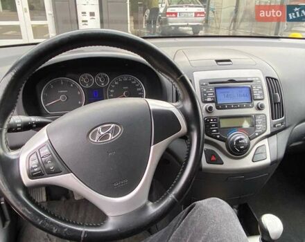 Красный Хендай i30, объемом двигателя 1.58 л и пробегом 236 тыс. км за 5000 $, фото 16 на Automoto.ua