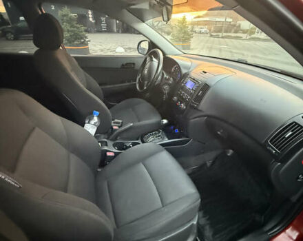 Красный Хендай i30, объемом двигателя 1.58 л и пробегом 244 тыс. км за 5400 $, фото 6 на Automoto.ua