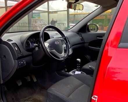 Червоний Хендай i30, об'ємом двигуна 1.6 л та пробігом 236 тис. км за 5000 $, фото 5 на Automoto.ua