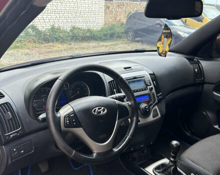 Красный Хендай i30, объемом двигателя 1.6 л и пробегом 186 тыс. км за 6399 $, фото 7 на Automoto.ua