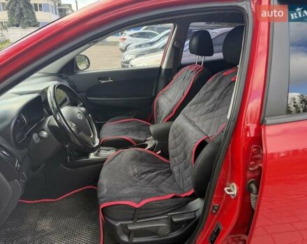 Красный Хендай i30, объемом двигателя 1.6 л и пробегом 135 тыс. км за 5900 $, фото 6 на Automoto.ua