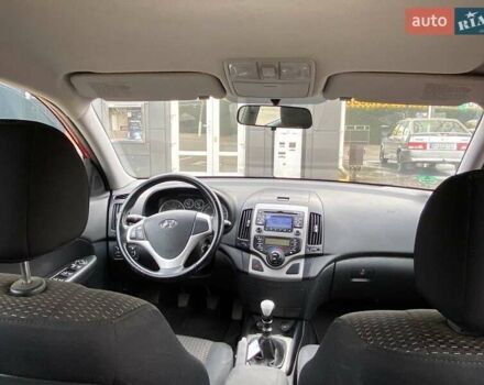Красный Хендай i30, объемом двигателя 1.58 л и пробегом 236 тыс. км за 5000 $, фото 15 на Automoto.ua