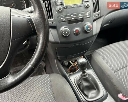 Красный Хендай i30, объемом двигателя 1.4 л и пробегом 234 тыс. км за 5250 $, фото 12 на Automoto.ua