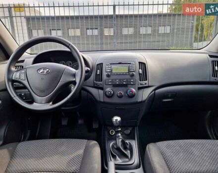 Красный Хендай i30, объемом двигателя 1.4 л и пробегом 201 тыс. км за 6500 $, фото 20 на Automoto.ua