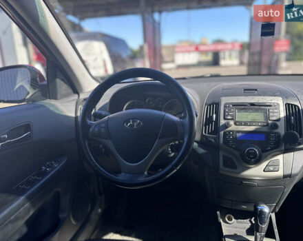 Красный Хендай i30, объемом двигателя 1.6 л и пробегом 159 тыс. км за 7399 $, фото 13 на Automoto.ua