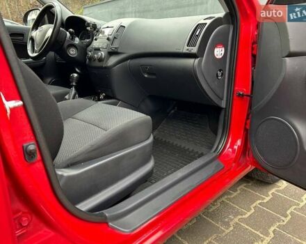 Красный Хендай i30, объемом двигателя 1.4 л и пробегом 234 тыс. км за 5250 $, фото 7 на Automoto.ua