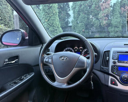 Красный Хендай i30, объемом двигателя 1.6 л и пробегом 161 тыс. км за 7000 $, фото 14 на Automoto.ua