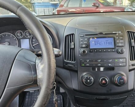 Красный Хендай i30, объемом двигателя 1.6 л и пробегом 202 тыс. км за 5600 $, фото 5 на Automoto.ua