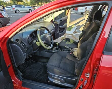 Красный Хендай i30, объемом двигателя 1.6 л и пробегом 202 тыс. км за 5600 $, фото 3 на Automoto.ua