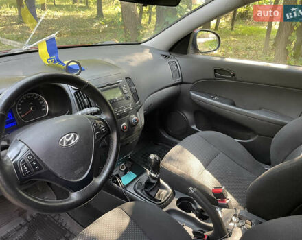 Красный Хендай i30, объемом двигателя 1.6 л и пробегом 225 тыс. км за 6100 $, фото 24 на Automoto.ua