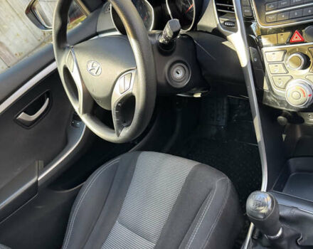 Червоний Хендай i30, об'ємом двигуна 1.4 л та пробігом 70 тис. км за 12500 $, фото 6 на Automoto.ua