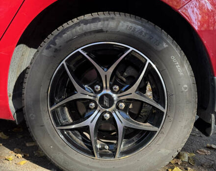 Червоний Хендай i30, об'ємом двигуна 1.4 л та пробігом 70 тис. км за 12500 $, фото 5 на Automoto.ua