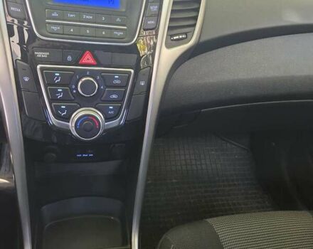 Красный Хендай i30, объемом двигателя 1.4 л и пробегом 33 тыс. км за 13000 $, фото 3 на Automoto.ua