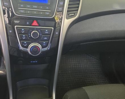 Червоний Хендай i30, об'ємом двигуна 1.4 л та пробігом 33 тис. км за 13208 $, фото 3 на Automoto.ua