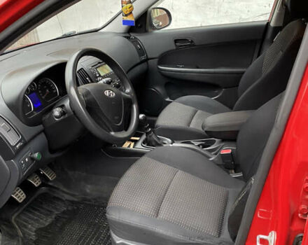 Красный Хендай i30, объемом двигателя 1.6 л и пробегом 186 тыс. км за 6100 $, фото 9 на Automoto.ua