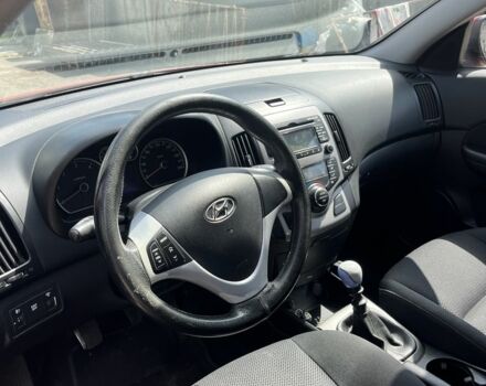 Красный Хендай i30, объемом двигателя 1.6 л и пробегом 325 тыс. км за 4700 $, фото 6 на Automoto.ua