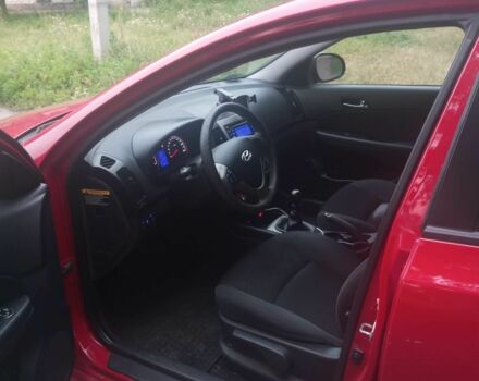 Красный Хендай i30, объемом двигателя 1.6 л и пробегом 240 тыс. км за 3300 $, фото 7 на Automoto.ua
