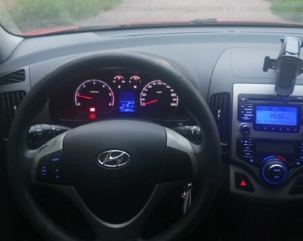 Красный Хендай i30, объемом двигателя 1.6 л и пробегом 240 тыс. км за 3300 $, фото 10 на Automoto.ua