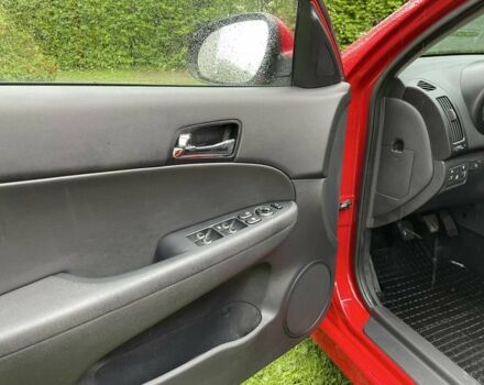 Красный Хендай i30, объемом двигателя 1.6 л и пробегом 237 тыс. км за 5799 $, фото 9 на Automoto.ua