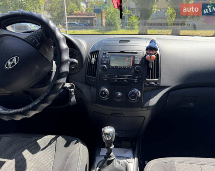 Красный Хендай i30, объемом двигателя 1.4 л и пробегом 302 тыс. км за 6000 $, фото 11 на Automoto.ua