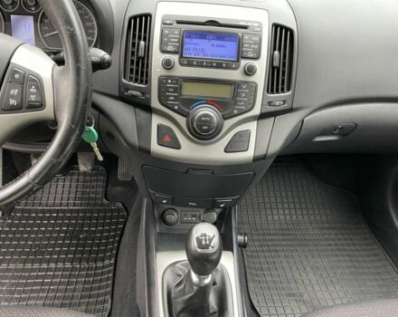 Красный Хендай i30, объемом двигателя 1.6 л и пробегом 237 тыс. км за 5799 $, фото 12 на Automoto.ua