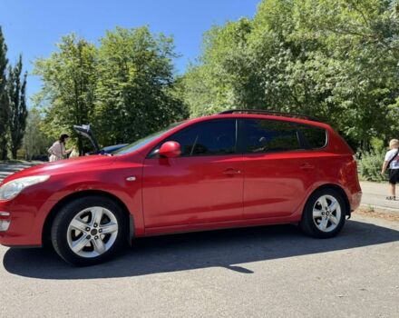 Красный Хендай i30, объемом двигателя 1.4 л и пробегом 300 тыс. км за 5900 $, фото 1 на Automoto.ua