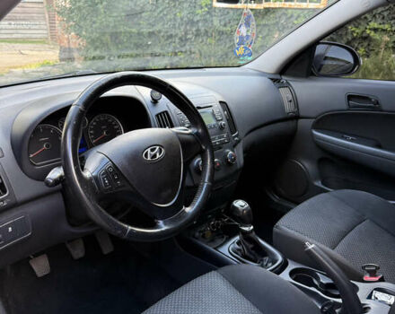 Красный Хендай i30, объемом двигателя 1.6 л и пробегом 196 тыс. км за 7200 $, фото 24 на Automoto.ua