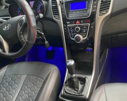 Красный Хендай i30, объемом двигателя 1.4 л и пробегом 254 тыс. км за 6100 $, фото 1 на Automoto.ua