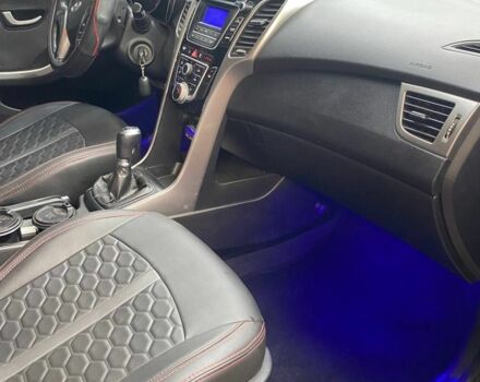 Красный Хендай i30, объемом двигателя 1.4 л и пробегом 254 тыс. км за 6100 $, фото 2 на Automoto.ua