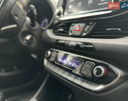 Красный Хендай i30, объемом двигателя 1.4 л и пробегом 240 тыс. км за 10500 $, фото 12 на Automoto.ua