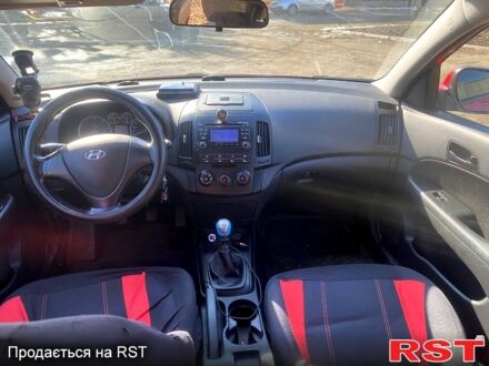 Красный Хендай i30, объемом двигателя 1.6 л и пробегом 330 тыс. км за 4200 $, фото 1 на Automoto.ua